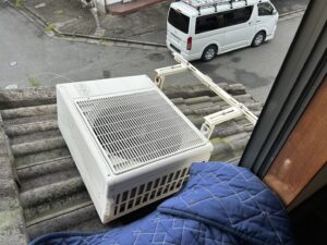 【摂津市】台風で倒れた室外機を徹底固定！二次被害を防ぐ転倒防止電気工事事例